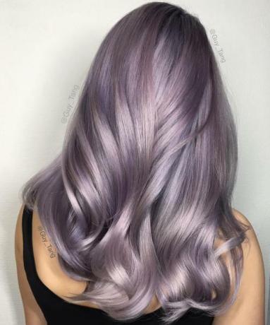 Violetinė sidabrinė plaukų spalva blondinėms