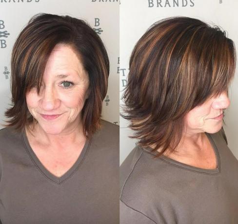 Feathered Highlighted Brown Bob com Franja Lateral