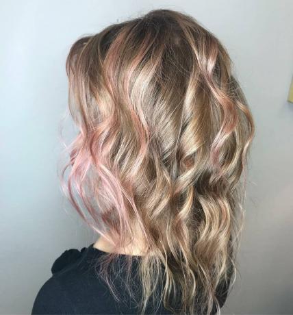 Finom világos rózsaszín és szőke frizura