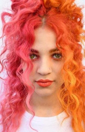 Vaaleanpunaiset ja oranssit hiukset