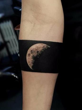 Črna luna tetovaža