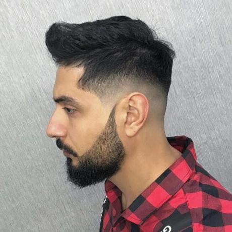 Pełna broda i podcięcie znikająca fryzura