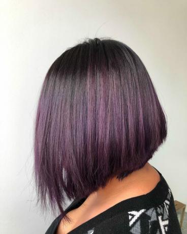 Cor de ameixa violeta no cabelo curto