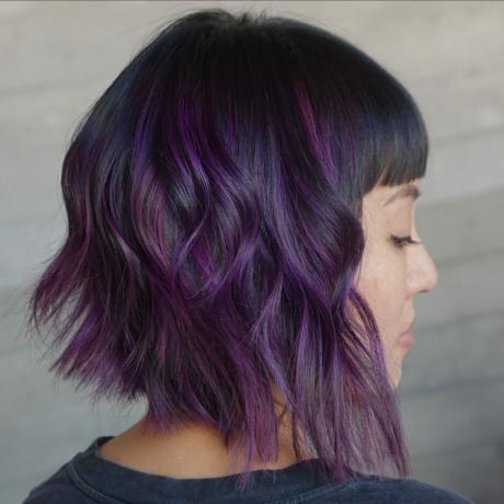 Păr negru cu evidențieri violet