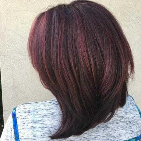 Intenzív lila piros frizura