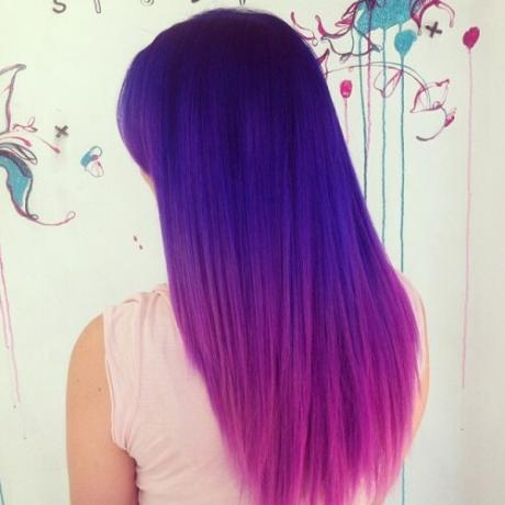 Nuo purpurinės iki rožinės spalvos Ombre plaukai