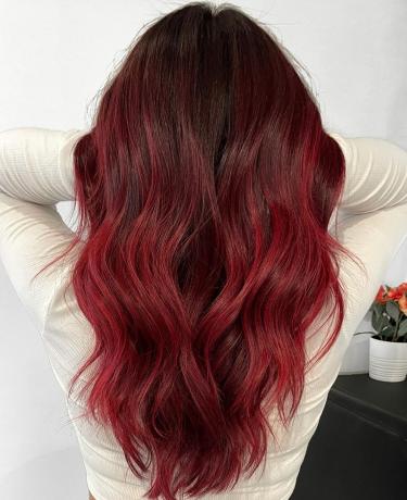 Nádherný strih dlhých červených vlasov s vlnami