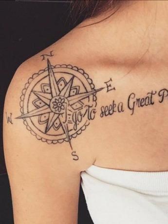Kompass skulder tatovering
