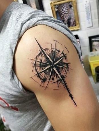 Olkapään kompassi tatuointi