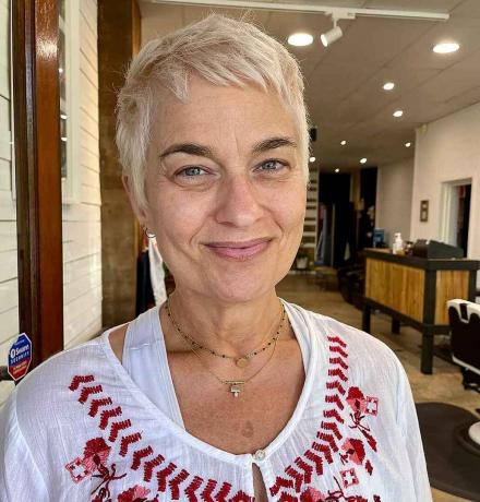 Pixie Messy untuk Wanita Di Atas 50 Tahun dengan Wajah Persegi dan Rambut Halus