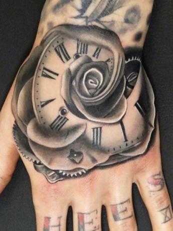 Tetovanie s ružovými hodinami 