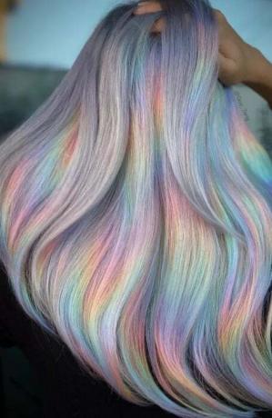 Fialové luminiscenčné vlasy