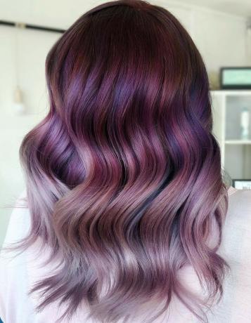 Balayage vlasy vo fialových odtieňoch