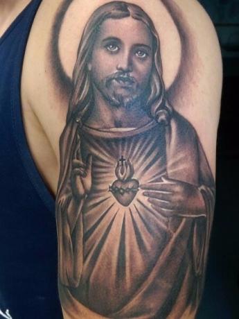 tatuaje de jesus y aureola