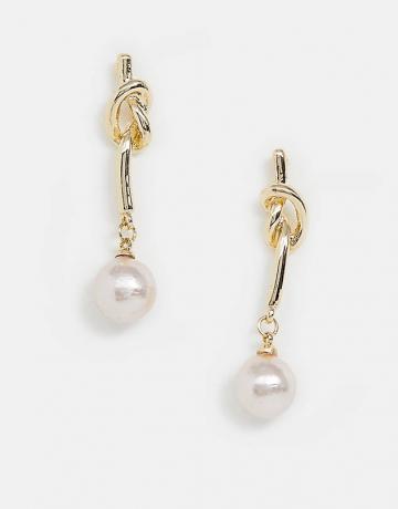 Aretes con barra de nudo y gota de perlas en tono dorado de Asos Design