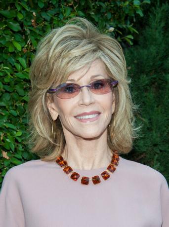 Jane Fonda közepes frizura fricskákkal
