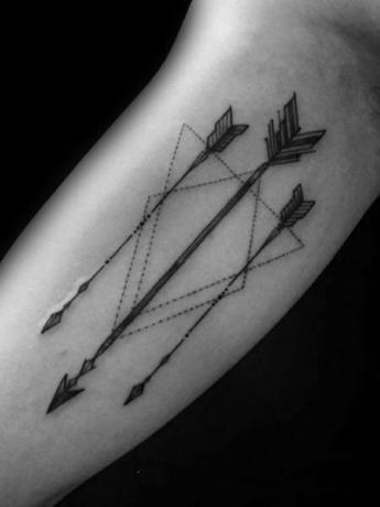 Eenvoudige tatoeages aan de binnenkant van de arm