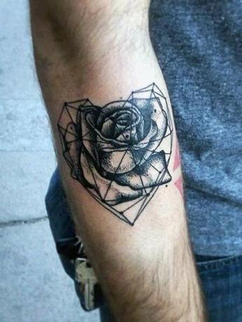 Tetovanie s kvetinovým srdcom 