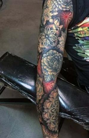 Jedinečné květinové tetování
