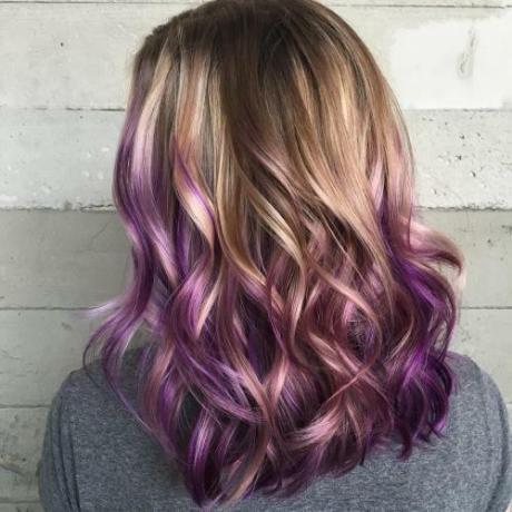 Kastanjanruskeat hiukset violetilla balayage -värillä