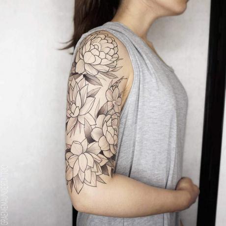 Lotus tetovaža pola rukava