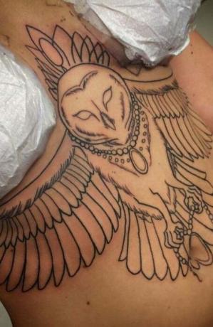 フクロウの胸骨のタトゥー
