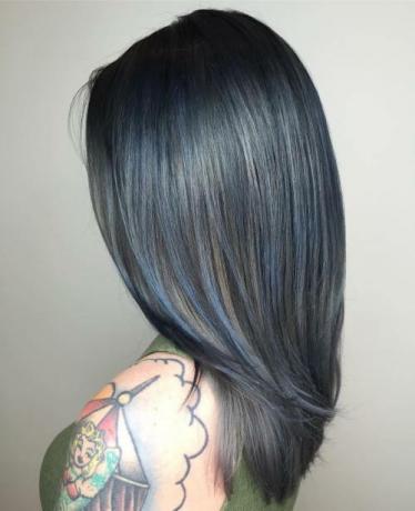 čierne vlasy s riešiteľom a modrými odleskami