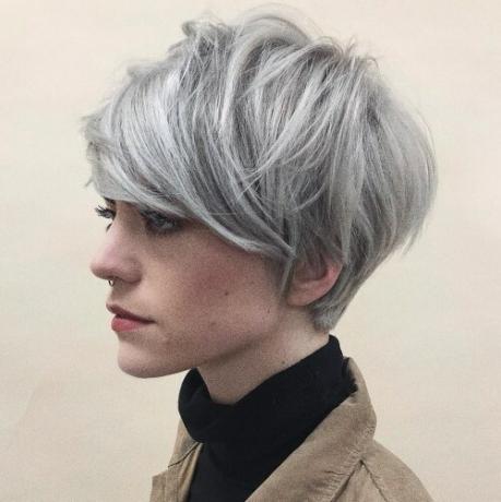 Vrstvený stříbrný pixie pro silné rovné vlasy