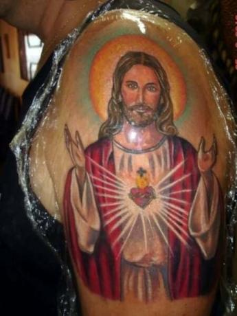 Jėzaus ir halo tatuiruotė 