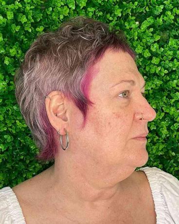 Zeer kortgevederde ruige pixie met roze tint voor vrouwen ouder dan 70