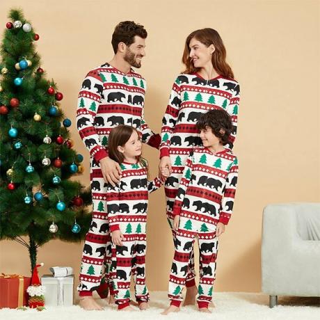Familie-onesie met kerstboom en berenpatroon