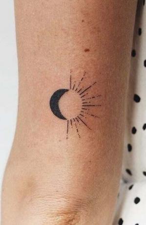 Malé tetovanie Slnka a Mesiaca1