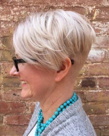 Coupe courte pour les femmes de plus de 50 ans aux cheveux fins et lunettes