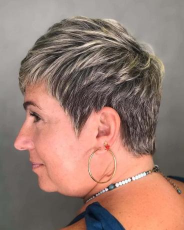 sivý pixie s podrezaním pre 50 -ročnú ženu s hustým hai