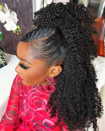 Afroamerička elegantna podignuta frizura s kovrčama