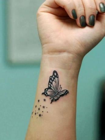 Perhosia ja tähti tatuointi