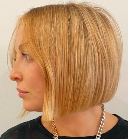 Truskawkowa blond krótka prosta fryzura