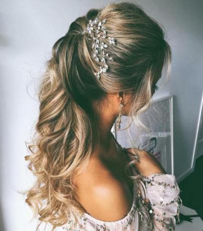 تصفيفة الشعر الزفاف بسيطة للشعر الطويل