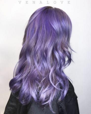 Pastelové fialové vlnité vlasy