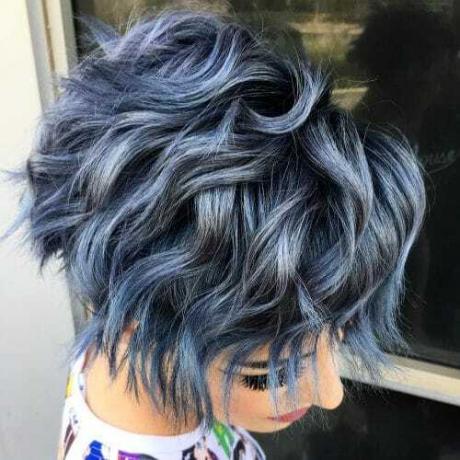 Modrý kovový obrácený bob s vlnitými vlasy