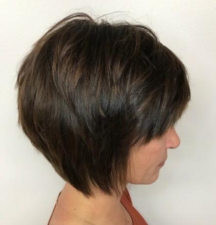 Piecey Layered Brown Bob con flequillo