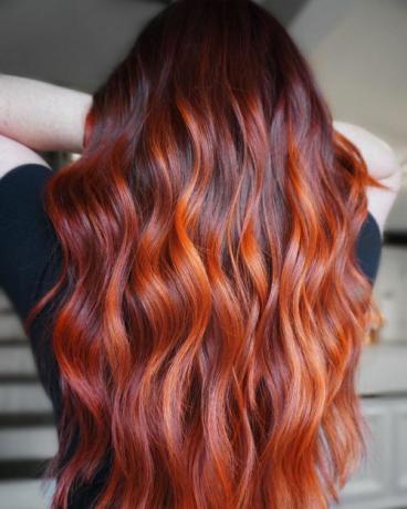 Mechas naranjas en cabello rojo oscuro