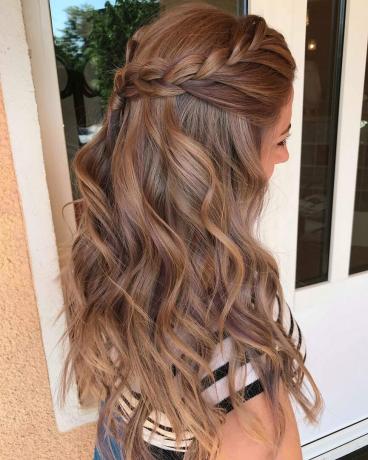 Păr brun lung cu evidențieri violet