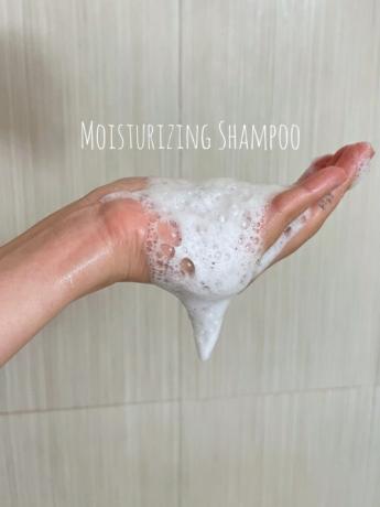 Mousse de shampooing hydratant sur une main