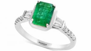 10 ohromujúcich smaragdových zásnubných prsteňov pre budúce nevesty