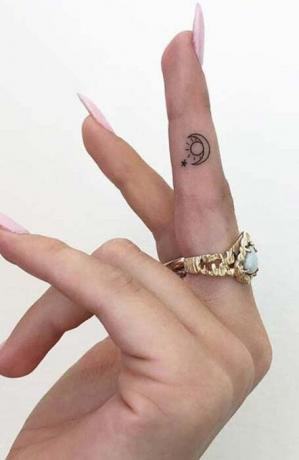 Yksinkertainen auringon ja kuun tatuointi 