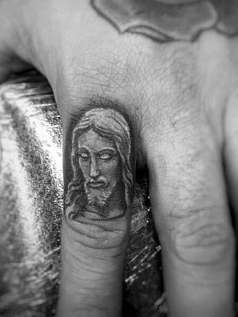 Tatuaż na palec Jezusa
