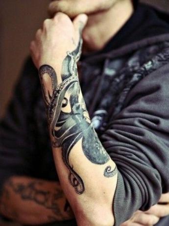 Astoņkāja apakšdelma tetovējums