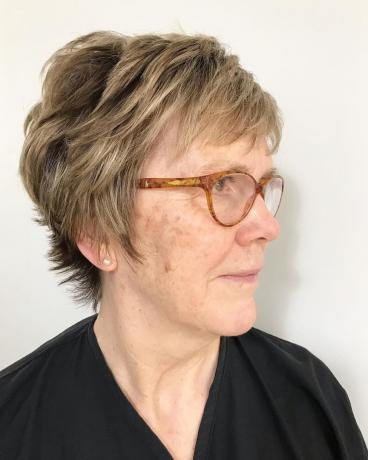 Прическа Pixie за жени над 70 години с очила