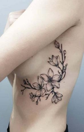 Tatuaje de costilla de flor de cerezo1 (1)